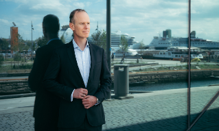 Paul Harper står ute i Bjørvika. 