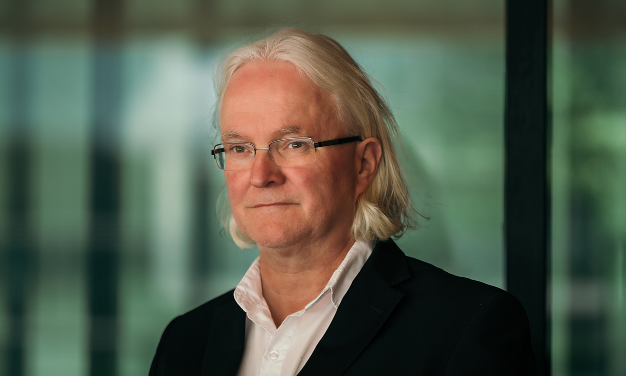 Ole-Andreas Krohn står utenfor DNBs hovedkontor i Bjørvika.