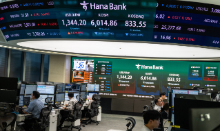 The electronic screens show South Korea's benchmark stock index (KOSPI) in a dealing room at the Hana Bank headquarters in Seoul on October 13, 2026. Seoul, Tokyo and Taipei led losses across Asian stock markets on October 13 as technology firms plunged on fresh worries about the outlook for the AI investment boom, with traders preparing for a crucial earnings season and release of key US data. (Photo by Philip FONG / AFP)