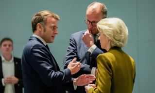 Berlin, Tyskland 20251215. Tysklands forbundskanslerFriedrich Merz, Europakommisjonens president Ursula von der Leyen og Frankrikes president Emmanuel Macron i Berlin. Statsminister Jonas Gahr Støre er i Berlin for å delta i en arbeidsmiddag hvor temaet er arbeidet videre mot en våpenhvile og varig fred i Ukraina.Foto: Cornelius Poppe / NTB