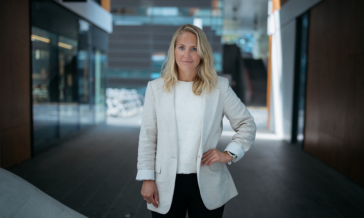 Camilla Vik står ute i Bjørvika. 