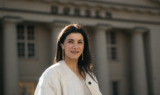 Behnaz Ganji står ved Oslo Børs.