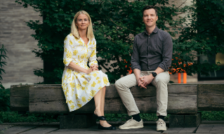 Benedicte Kilander Bakke og Rune Sand sitter på en benk.