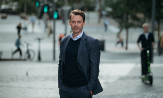 Johan Strøm står på fortauet i Bjørvika. 