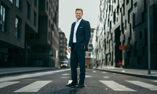 Gunnar Høivik står utenfor DNBs hovedkontor i Bjørvika. 
