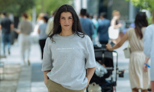 Behnaz Ganji står ute på fortauet i Bjørvika, Oslo. 