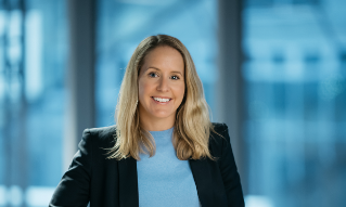Camilla Vik står på hylla i megerhallen. 