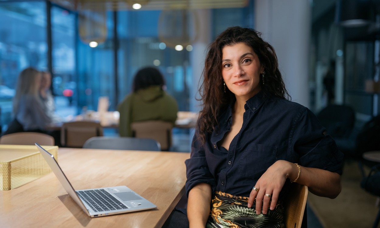 Behnaz Ganji sitter i DNBs lokaler i Solheimsviken. i Bergen.