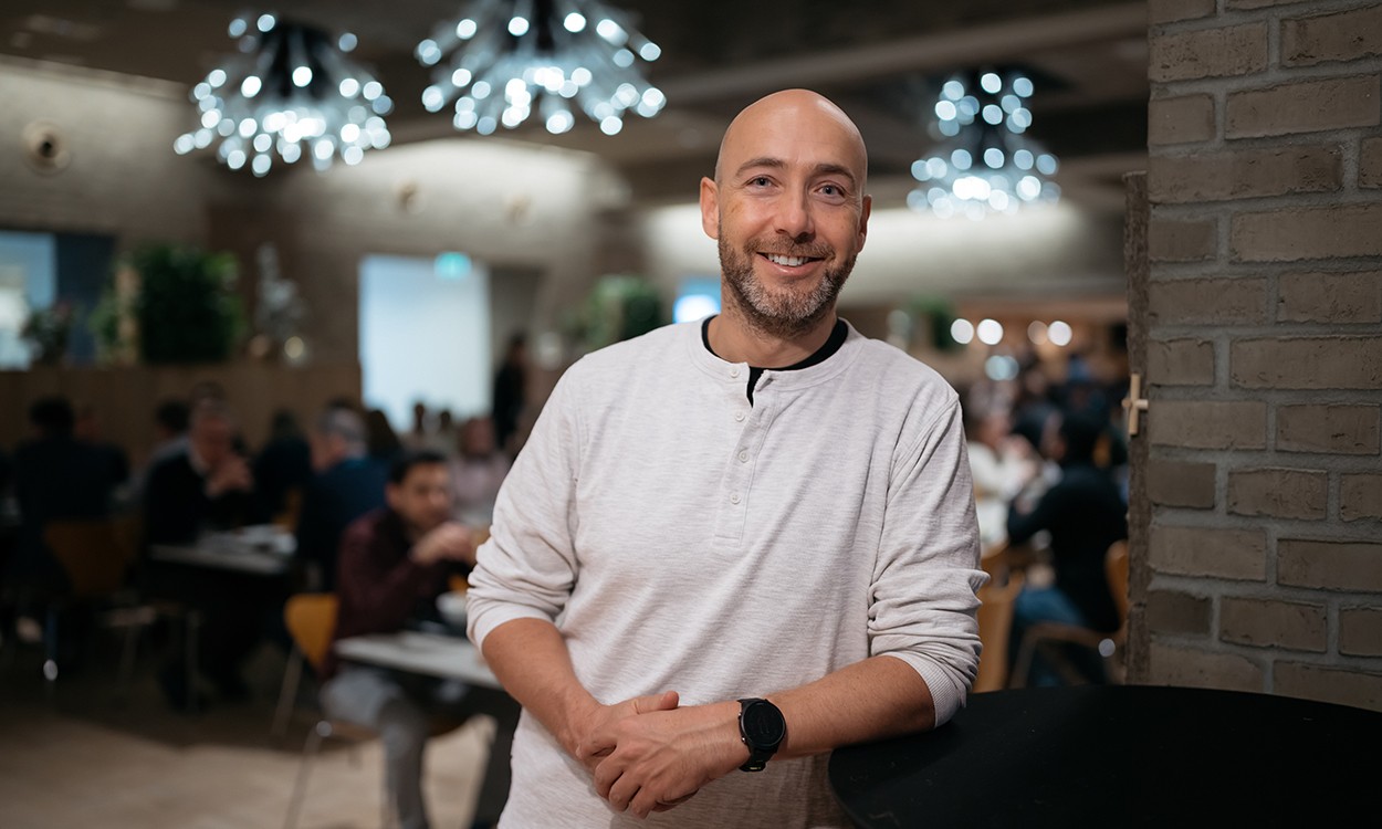 Stian Revheim står i DNBs kantine.