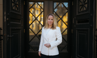 Camilla Vik står utenfor Oslo Børs.