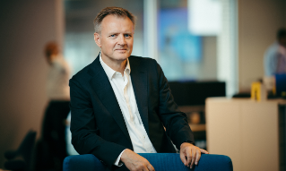 Lars-Erik Aas står i kontorlandskapet.