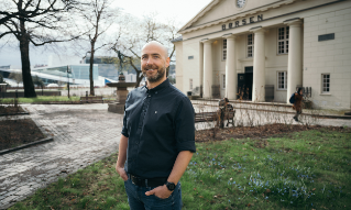Stian Revheim står ved Oslo Børs. 