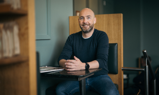 Stian Revheim sitter på kafe.