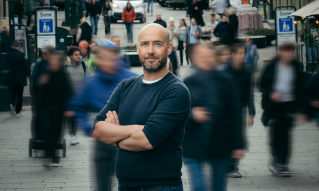 Stian Revheim står i folkemylderet på Karl Johan.