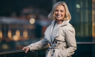 Marianne Wik Sætre står på en tarrasse  hos DNB i Solheimsviken.