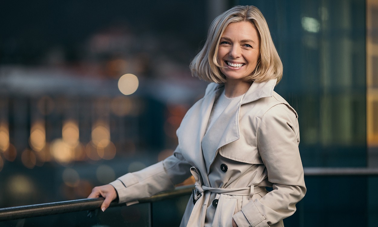 Marianne Wik Sætre står på en tarrasse hos DNB i Solheimsviken.