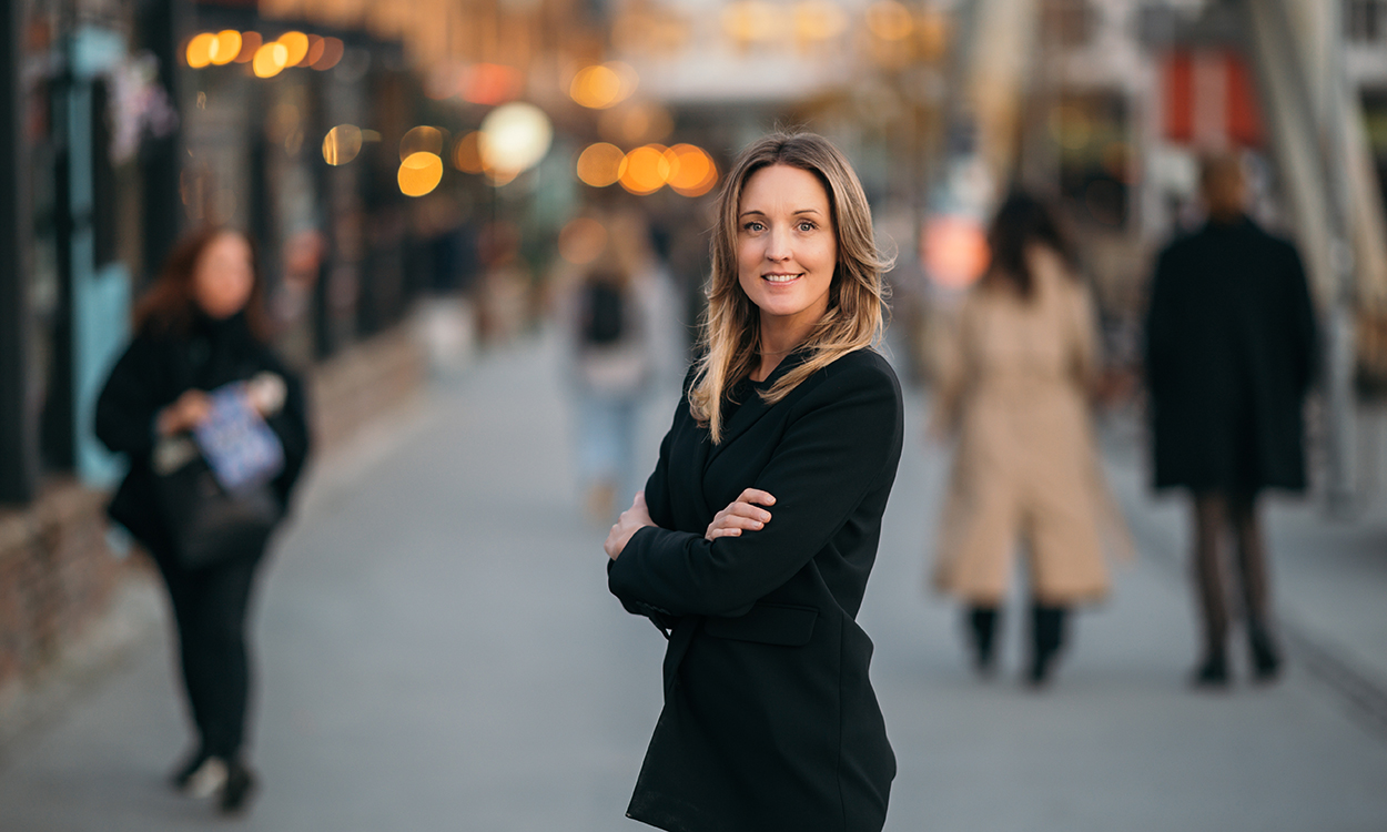 Silje Moslet Gulbrandsen står i folkemylderer på Solsiden i Trondheim.
