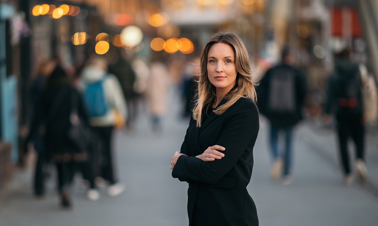 Silje Moslet Gulbrandsen står i folkemylderer på Solsiden i Trondheim.