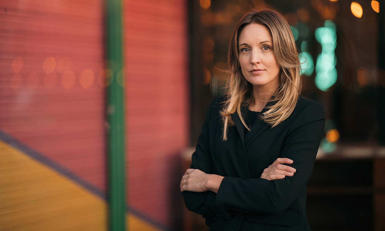 Silje Sandmæl sitter med beina i kors på en trapp
