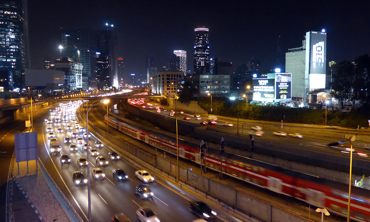 Tel Aviv 20190408. Tel Aviv by night, mye trafikk, biler og tog Skyskrapere. Foto: Berit Keilen / NTB 