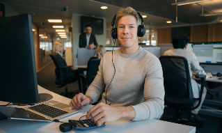Eivind Bugge Holtung hjelper unge med økonomiske råd.