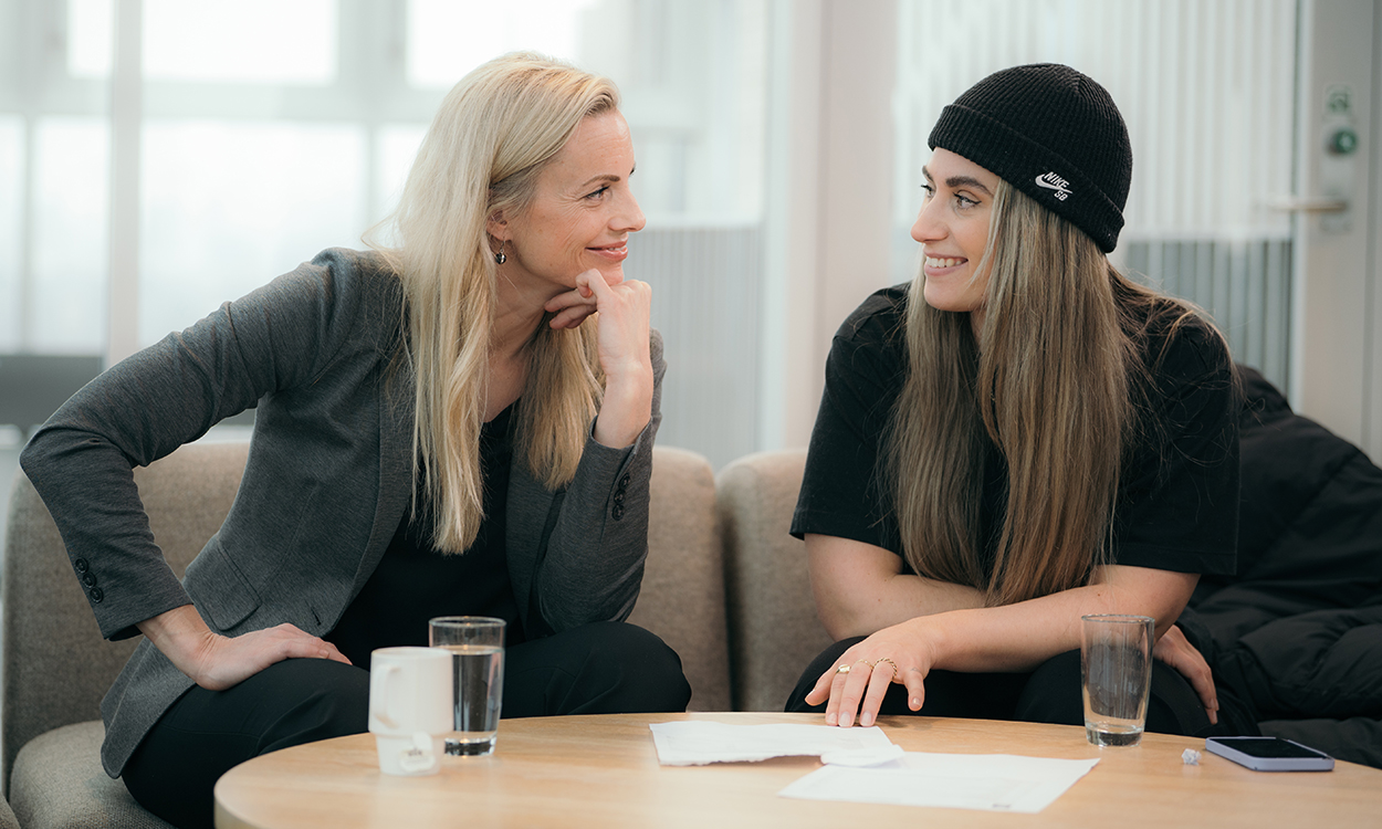 Silje Sandmæl og Connie Lunde prater om skattemeldingen.