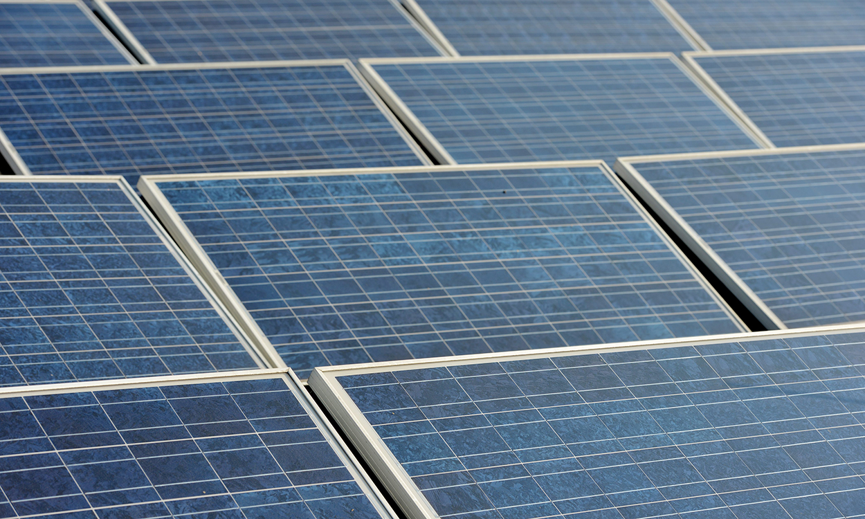 Solcellepaneler på taket av et hus. Solceller. Solcellepanel. Solar panels of a solar energy plant are seen on a roof of a house.Foto: Frank May / NTB scanpix