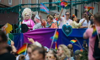 Over 600 vil gå med DNB i Pride-paraden i Oslo