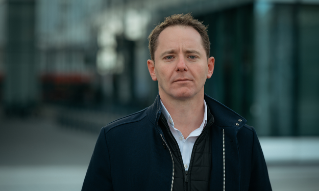 Sebastian Takle står ute på fortauet.