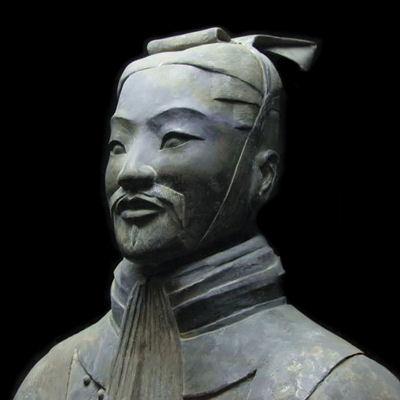 Bilde av en statue av Sun Tzu