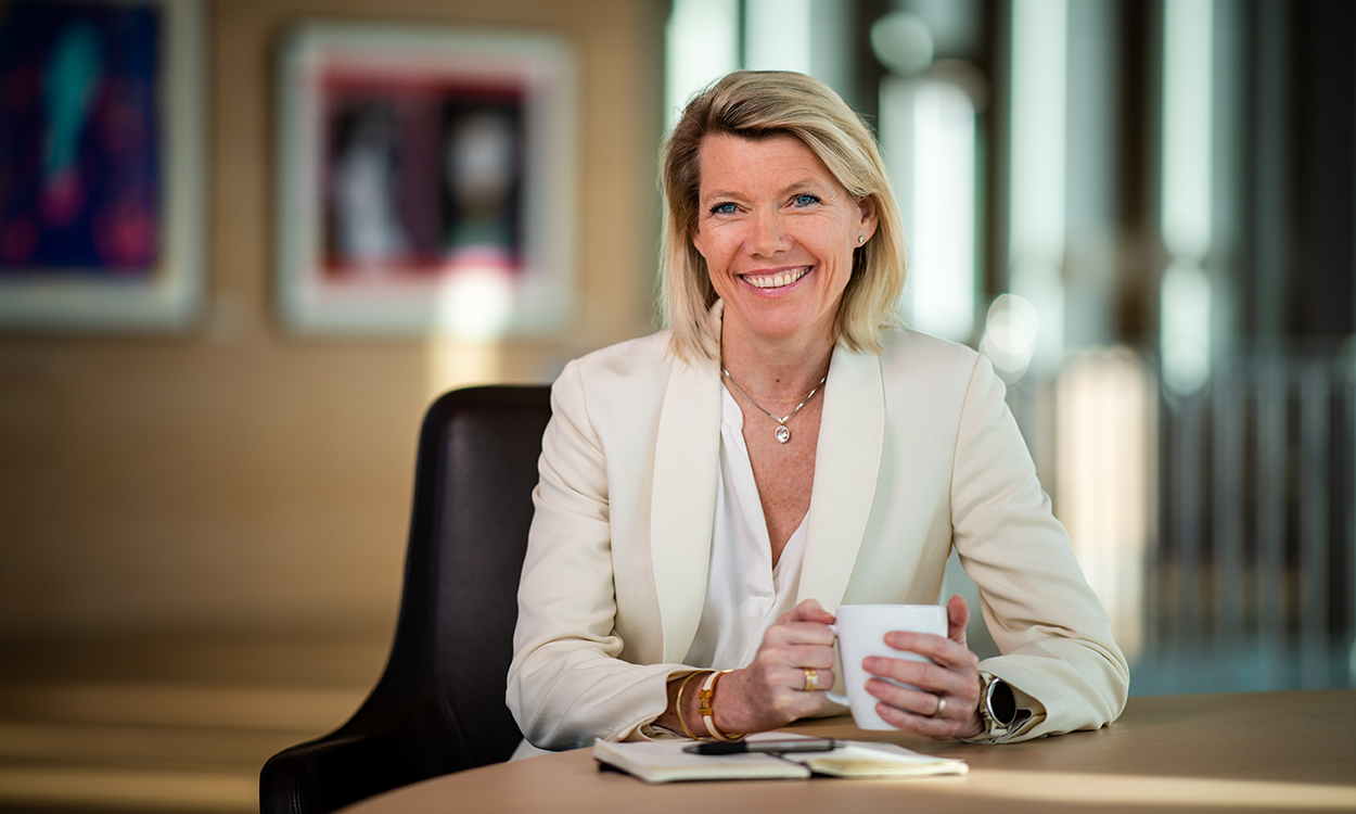 Kjerstin Braathen sitter med kaffekoppen i Loungen hos DNB i Bjørvika. 