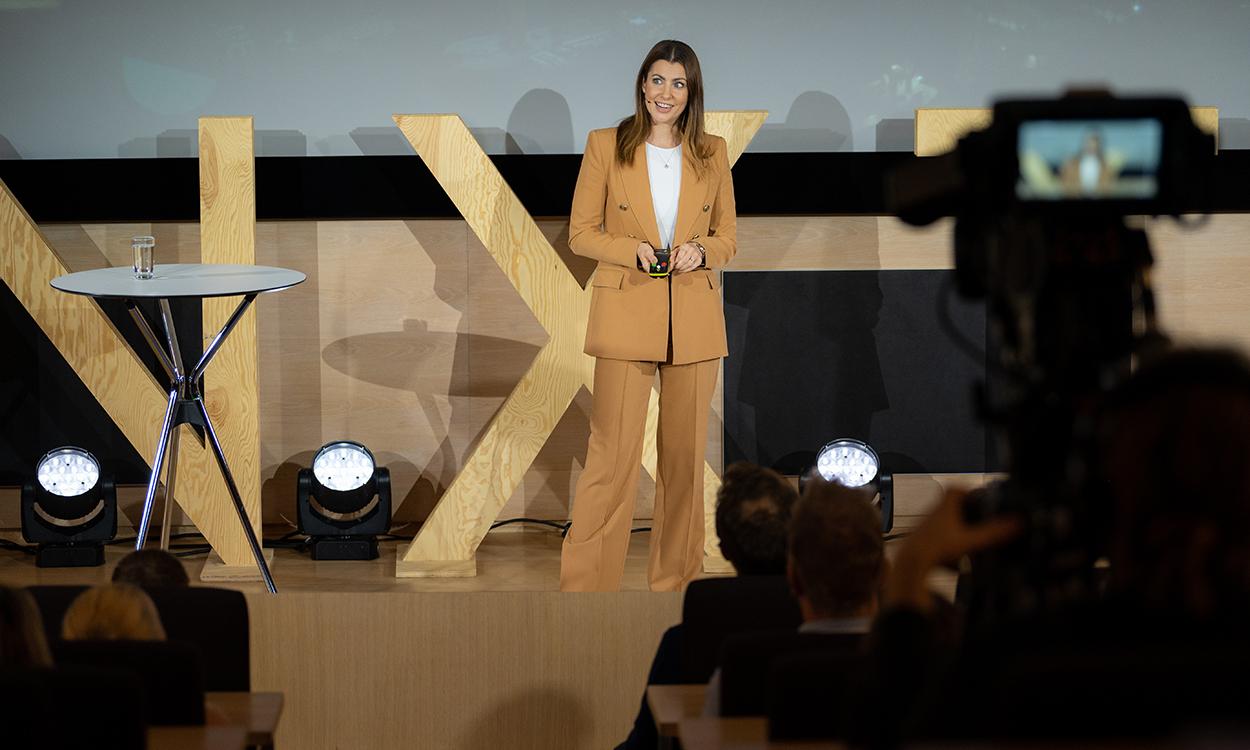 Silje Landevåg er på scenen under DNBNXT i Oslo. 