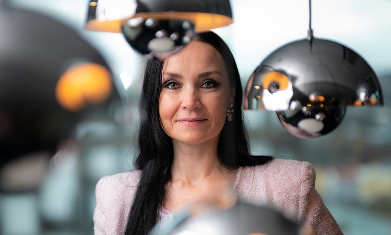 Renate Sørestrand-Hansen står ved noen lamper.