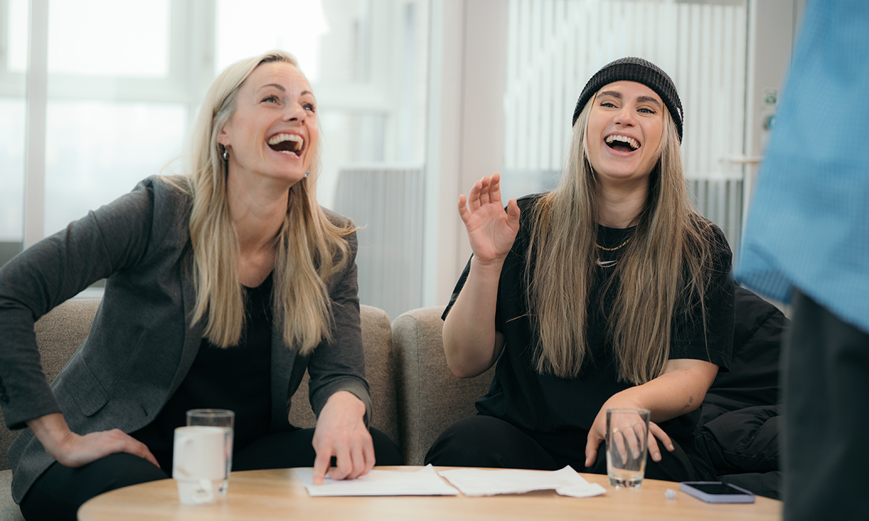 Silje Sandmæl og Connie Lunde ler så de griner. 