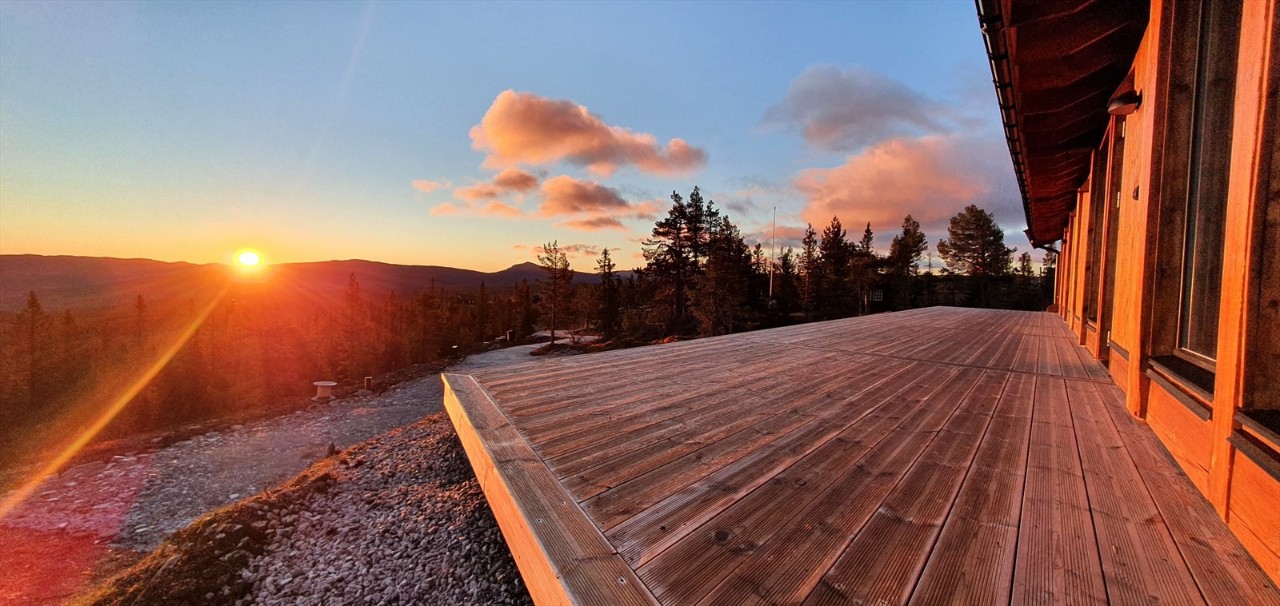 Terrasse i solnedgang hytte