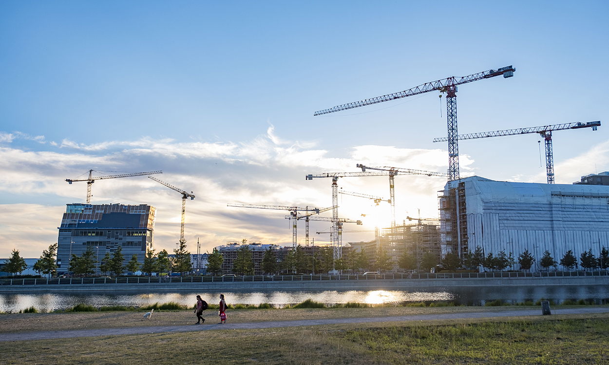 Oslo  20180702.Sommerkveld i Oslo. Her fra Middelalderparken med nybyggene som reises i horisonten i BjørvikaFoto: Tor Erik Schrøder / NTB