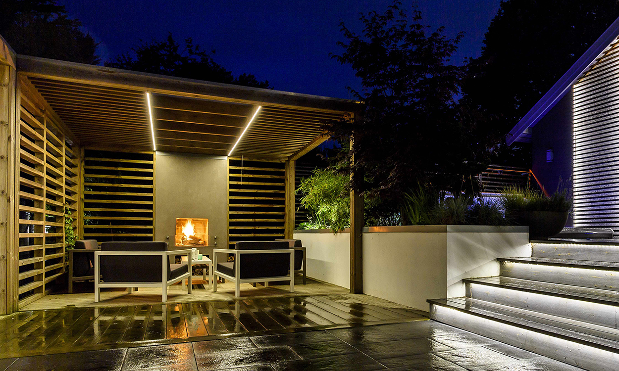 Pergola med utepeis en våt norsk sommerkveld.