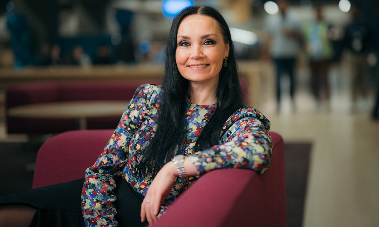 Renate Sørestrand-Hansen sitter i en sofa på Torget hos DNB i Bjørvika. 