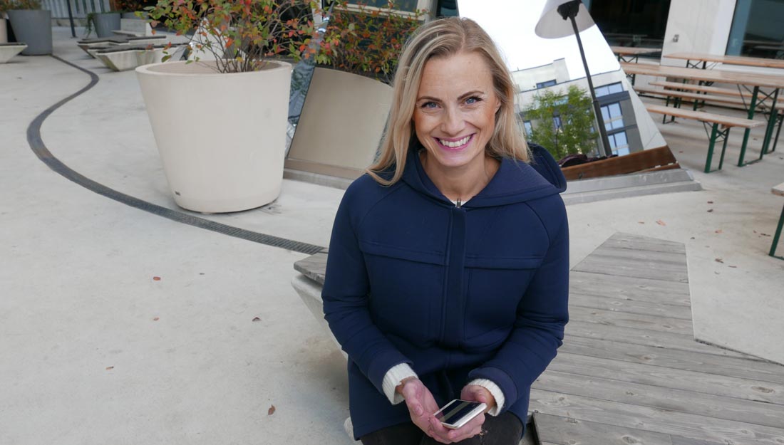 Silje Sandmæl sitter med en mobil