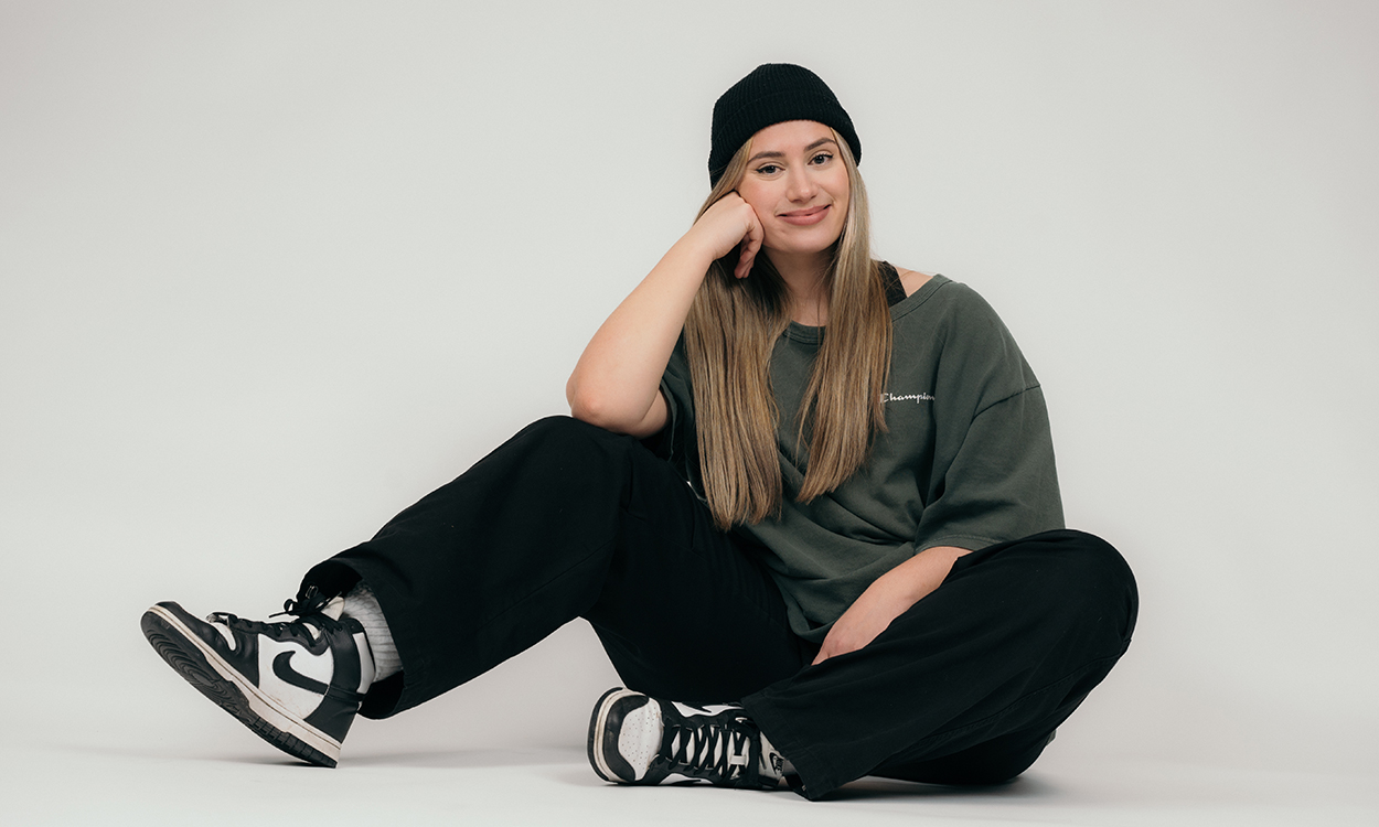 Connie Adelina Lunde sitter på gulvet. 
