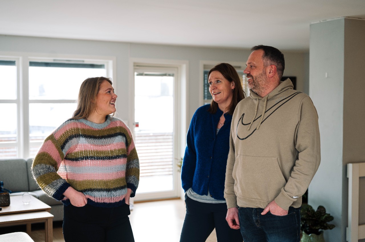 Familie på tre i stue