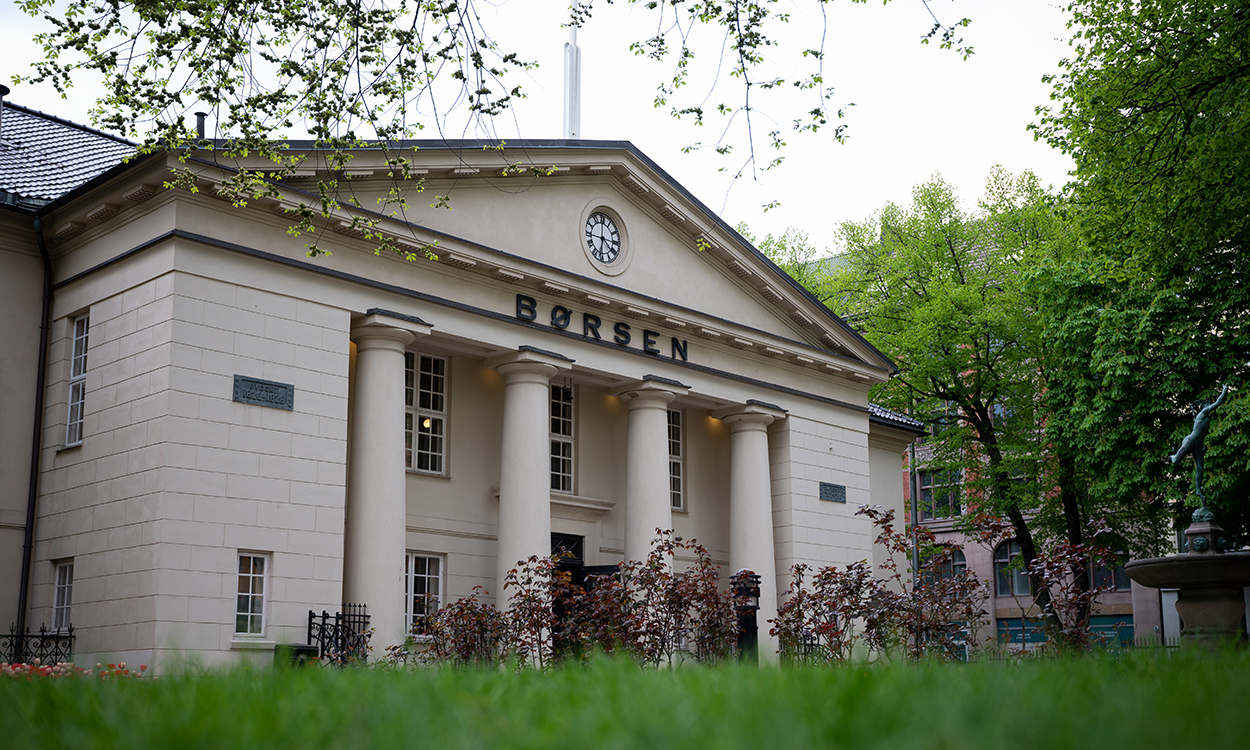 Oslo Børs ligger i Tollbugaten 2 og er oppført i årene 1827-1829.