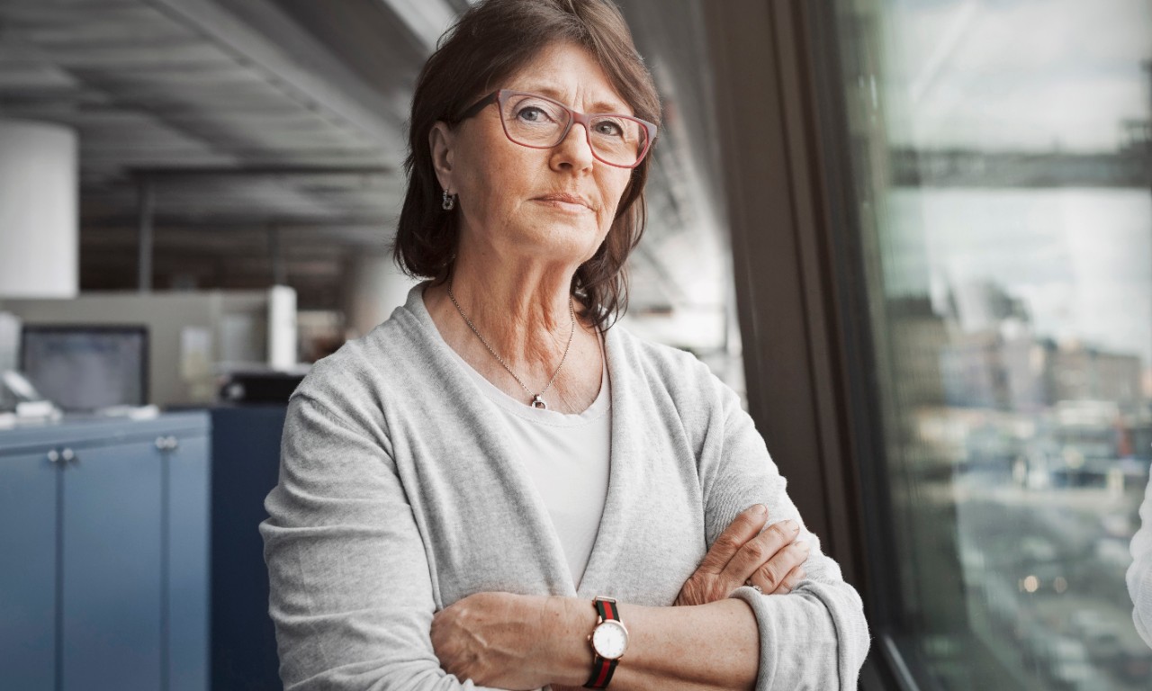 Selvsikker og tøff eldre kvinne 