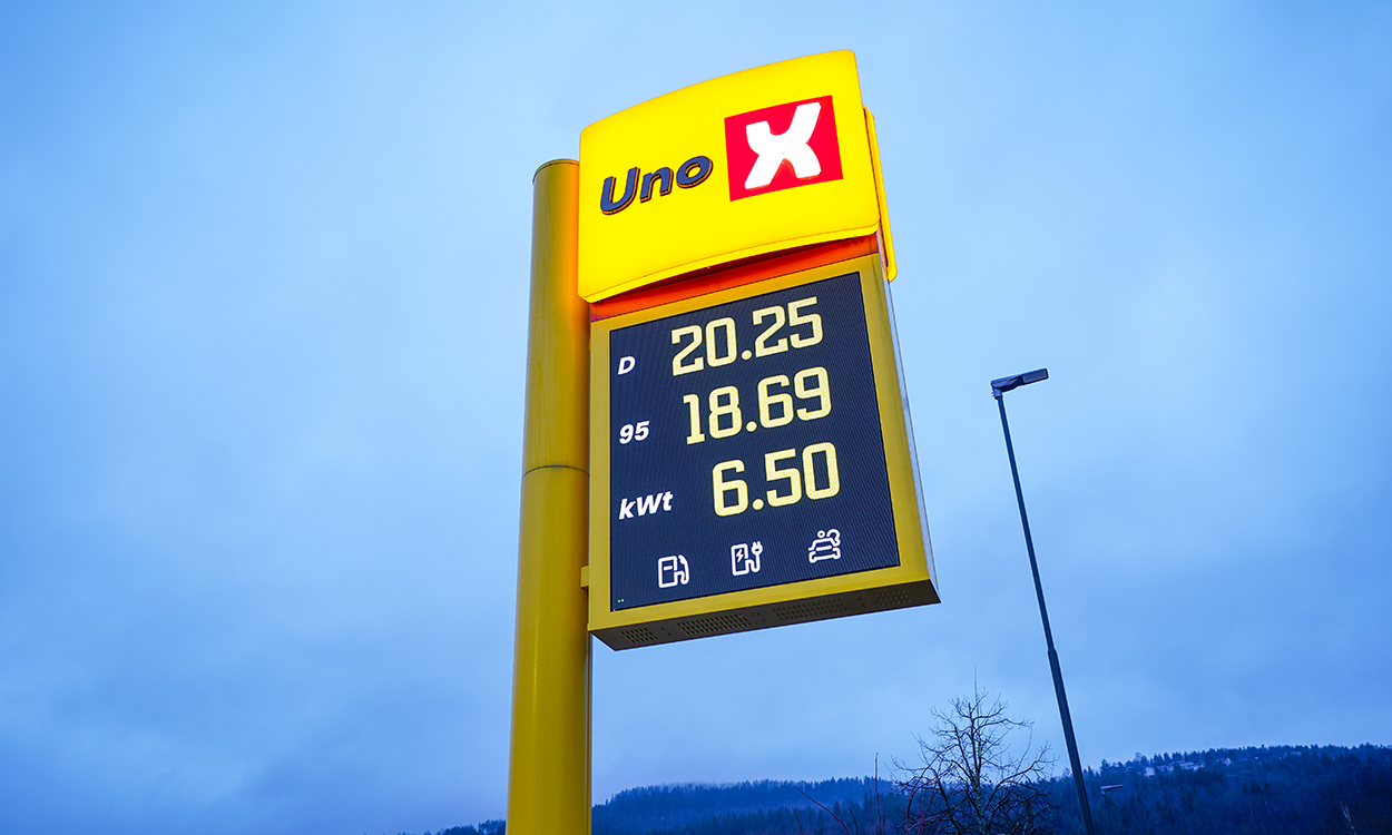 Drammen 20221129. Det første prisskiltet i Norge hos Uno-X på på Gulskogen i Drammen med pris på strøm, bensin og diesel. Uno-X Mobility er en del av Reitan Retail sammen med blant annet REMA 1000 og YX 7-Eleven.Foto: Lise Åserud / NTB