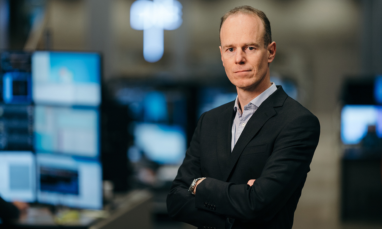 Paul Harper står i meglerhallen i DNB Markets.