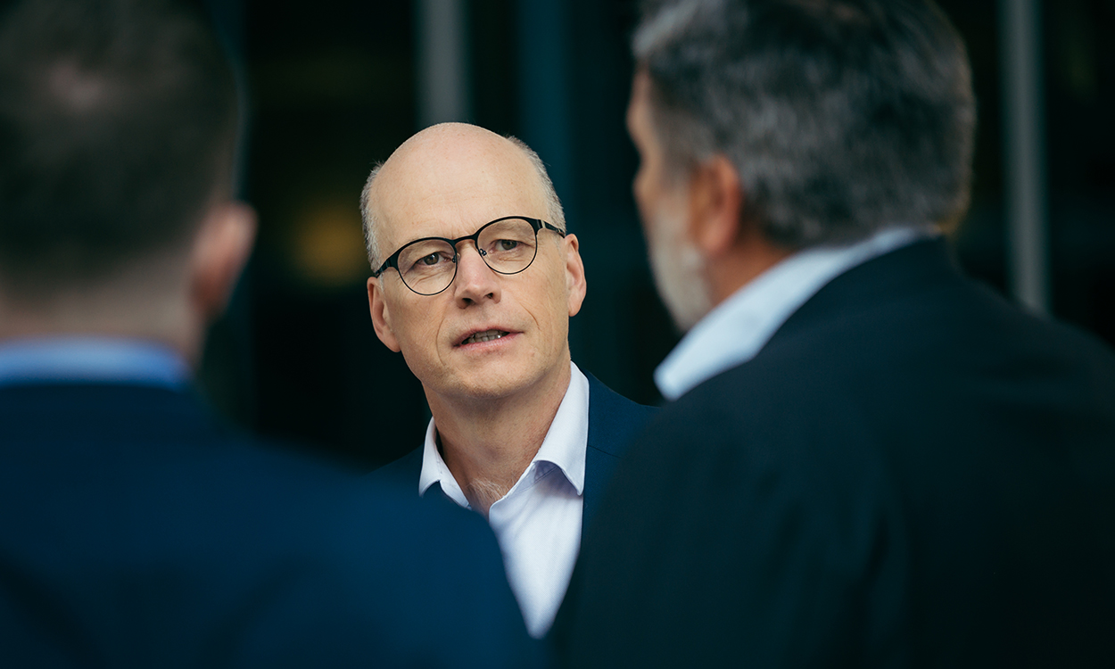 Kjartan Farestveit står og prater med kolleger.