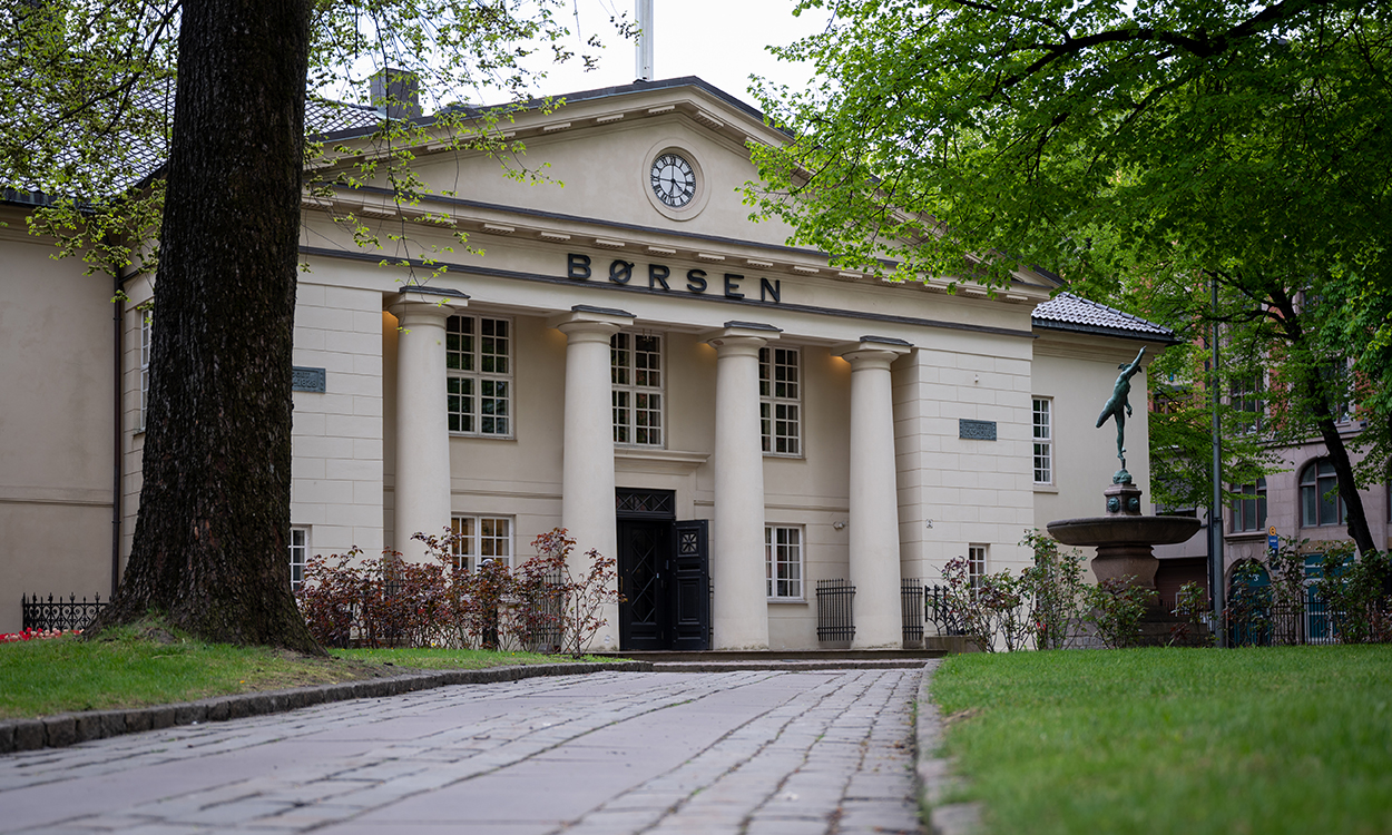 Oslo Børs ligger i Tollbugaten 2 og er oppført i årene 1827-1829.