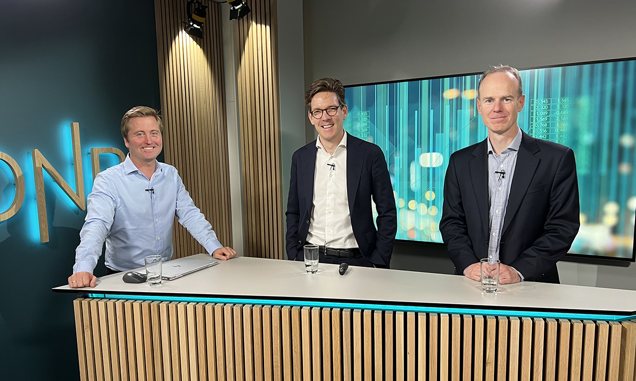 Marius Brun Haugen, Eivind Veddeng Sars og Paul Harper står i DNBs studio. 