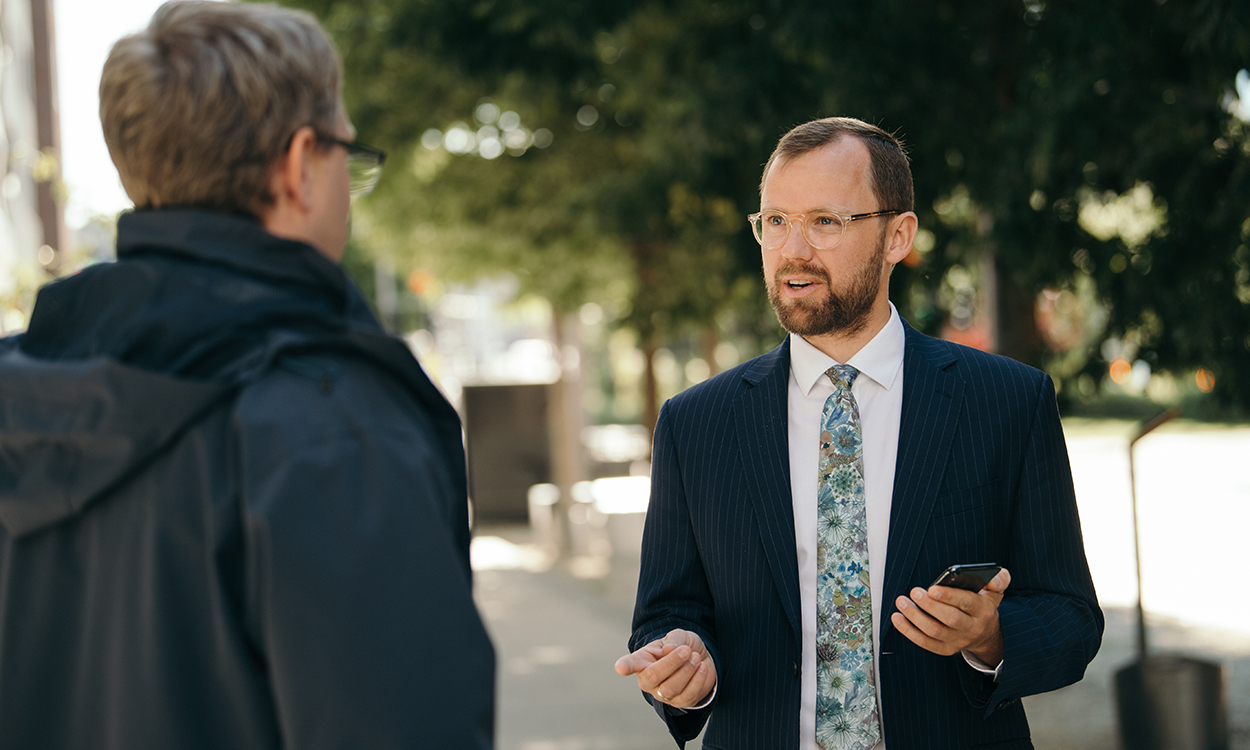 Erling Haugan Kise står ved DNBs bygninger i Bjørvika.