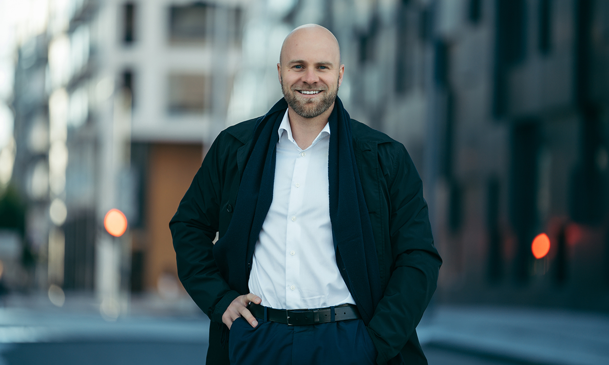 Trym Smedsrud står utenfor DNBs hovedkontor i Bjørvika.